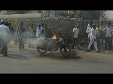  మరుగుతున్న పాలలో పడి చిన్నారి మృతి: రోడ్డుపై బైక్ దహనం(ఫొటో)