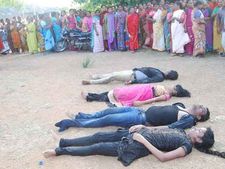కోనేరులో పడి నలుగురు విద్యార్థులు మృతి: ప్రేమ జంటలుగా అనుమానం