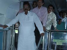 కోట్ల దంపతులకు వల: తనయుడితో లోకేష్ చర్చలు