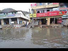 విశాఖలో భారీ వర్షం: రోడ్లు జలమయం(పిక్చర్స్)