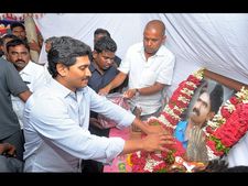 మస్తాన్‌బాబు కుటుంబానికి జగన్ పరామర్శ(పిక్చర్స్)