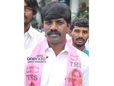 పరీక్ష రాసిన ఎమ్మెల్యే, చేతులు కలిపిన విద్యార్ధులు