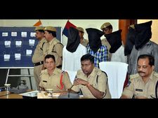 ఒంటరి మహిళలు, వాహనాలే టార్గెట్ (ఫొటోలు)