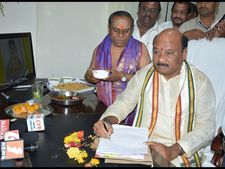 రోజా ఐరన్ లెగ్, అందుకే ఓటమి: అయ్యన్న
