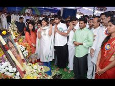శోభమ్మ వర్ధంతిలో జగన్, విజయమ్మ(ఫోటోలు)