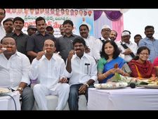   నో బర్డ్‌ఫ్లూ: చికెన్ తిన్న ఈటెల, గంగుల(పిక్చర్స్)