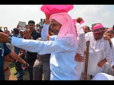 గడ్డపార పట్టి, తట్ట మోసిన కెసిఆర్ (పిక్చర్స్) 