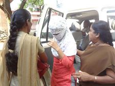పోలీసు కస్టడీకి నీతూ, ఆళ్లగడ్డకు తరలింపు: గుట్టు తెలిసేనా?