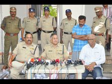 ఎర్రచందనం స్మగ్లర్ సోము రవిపై పిడి యాక్ట్(పిక్చర్స్)