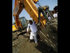 మంత్రి హరీష్ రావుకు తృటిలో తప్పిన ప్రమాదం