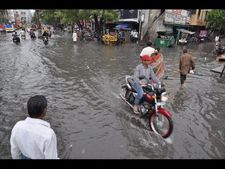 వాన బీభత్సం: విరిగిన చెట్లు, బాలుడి మృతి(పిక్చర్స్)