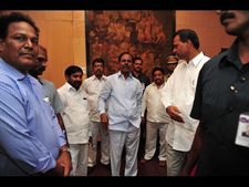 తట్టుకోలేకే ఉద్యమం: కెసిఆర్, లక్ష్యంతోనే(పిక్చర్స్)