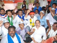 మూడో రోజుకు శివాజీ దీక్ష: మోడీ, బిజెపి టార్గెట్