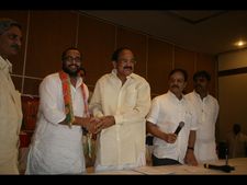  హీరో శివాజీకి కామెర్లు: బలవంతంగా ఫ్లూయిడ్స్ ఎక్కిస్తున్న వైద్యులు