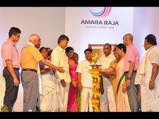  చిన్నారికి వ్యాక్సిన్ వేసిన చంద్రబాబు(పిక్చర్స్)