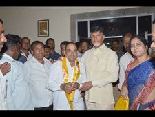 కేసీఆర్‌కు సొంత జిల్లాలో రివర్స్: టీడీపీలోకి(పిక్చర్స్)
