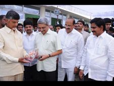 చెమటలు కక్కిన పారికర్, ఇదీ ఏపీ: బాబు(పిక్చర్స్)