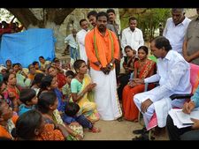 గ్రామస్థులకు షాకిచ్చిన కేసీఆర్, ఆనందం (పిక్చర్స్)