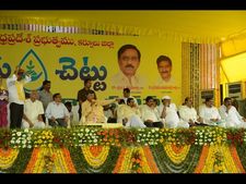బాబు: జెసిపి నడిపి, చెరువు గట్టుపై నిద్ర (ఫొటోలు)