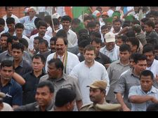 రాహుల్ గాంధీ జెట్‌స్పీడ్: సొమ్మసిల్లిన విహెచ్, చెమటోడ్చిన తెలంగాణ నేతలు