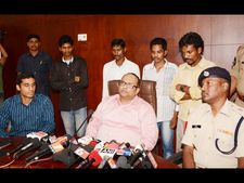 దాడులు: అనారోగ్యం వల్లే లొంగిపోయారు(ఫోటోలు)