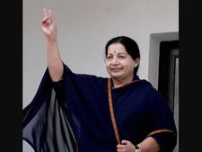 రోశయ్యతో జయ భేటీ: రేపు 11 గంటలకు ప్రమాణస్వీకారం, కవితకు ఆహ్వానం