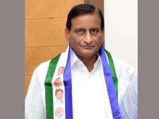 వైసీపీ: ఎమ్మెల్సీలుగా కృష్ట సోదరుడు, ఉమ్మారెడ్డి