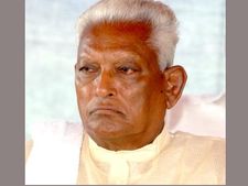 కేఈ తర్వాత బాబుకు పతివాడ షాక్: మంచివారంటూనే ఇక్కడే ఉంచారు