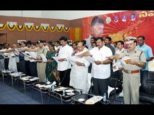 వైజాగ్‌లో దీక్ష: రాజధాని లేకుండా, అప్పులు(ఫోటోలు)