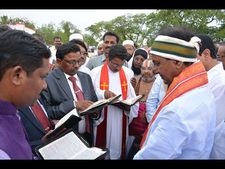 ‘ఏపి సిఎంలకు డబ్బు సంచులు మోసినోళ్లు’(పిక్చర్స్)