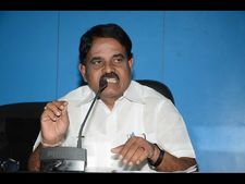రాష్ట్రపతితో గవర్నర్‌ భేటీ, 'కేసీఆర్ నోరు అదుపులో పెట్టుకోవాలి'