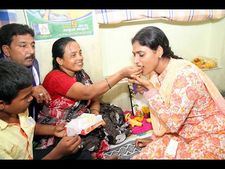 ముగిసిన షర్మిల పరామర్శ యాత్ర: స్వీట్ తినిపించారు(పిక్చర్స్)