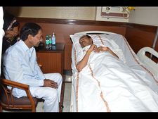 మంత్రి ఈటెలను పరామర్శించిన సీఎం కేసీఆర్ (ఫోటోలు)