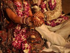 వెలి భయం: ఒకేసారి ఇద్దరు మహిళలను పెళ్లాడిన వ్యక్తి