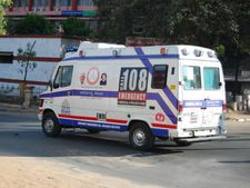  వైద్యులు లేక గర్భిణి అవస్థలు: 108 వాహనంలోనే ప్రసవం