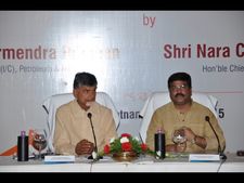 అక్కడ ప్రాధాన్యత లేదు, ఇక ఇక్కడే: కేంద్రమంత్రితో బాబు భేటీ(పిక్చర్స్)