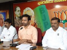 'డీఎస్సీ లేదని చెప్పిన సీఎం': మందకృష్ణపై టీఆర్ఎస్ దాడి యత్నం