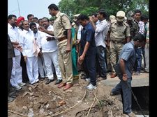  పేలుడుతో ఉలిక్కిపడ్డ కరీంనగర్‌: వృద్ధుడికి తీవ్రగాయాలు(పిక్చర్స్)