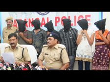 యువతుల ఎర: రూ. 40 లక్షలు వసూలు, ఫేక్ మీడియా ముఠా అరెస్ట్