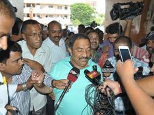 పిల్లలు వైజాగ్‌లో చదువుతున్నారు, అందుకే తెలియదు: సండ్ర కొత్త పాట