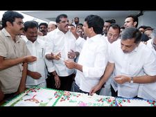  వైయస్‌కు జగన్ నివాళి: నాన్నను మిస్ అవుతున్నానంటూ ట్వీట్