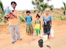  భార్య సమాధి వద్దే భర్త ఆత్మహత్య: ఆరేళ్ల కూతురికి అప్పగింతలు
