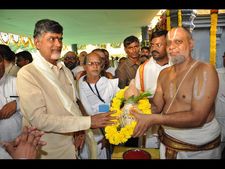 పుష్కరాల్లో విషాదం: 27మంది భక్తులు మృతి, బాబు దిగ్భ్రాంతి