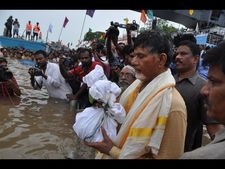 తొక్కిసలాట: చంద్రబాబుపై ఎన్‌హెచ్ఆర్సీలో ఫిర్యాదు, రాష్ట్రపతి సానుభూతి
