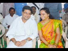 బురద నీటిలో మంత్రి స్నానం, భర్తతో కలిసి కవిత స్నానం (పిక్చర్స్)