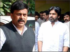 చిరంజీవికి భిన్నంగా, పవన్‌కళ్యాణ్‌ని మెచ్చుకుంటున్నారు: ఫ్యాన్స్ జోరు
