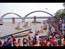 పుష్కరాలు @ 3డే: భక్తుల సందడి, దొంగల చేతివాటం (ఫోటోలు)