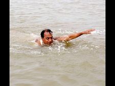 పుష్కర సందడి: ఈత కొట్టిన టి మంత్రి(పిక్చర్స్)