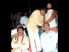 ఏపీలో చెట్టు నాటిన జవదేకర్, ఢిల్లీ నుండి సూపర్‌వైజ్ చేస్తారని బాబు