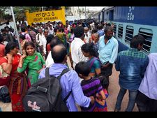  నరక ప్రాయంగా పుష్కర ప్రయాణం: తొక్కిసలాటలో ఒకరు మృతి(ఫోటోలు)